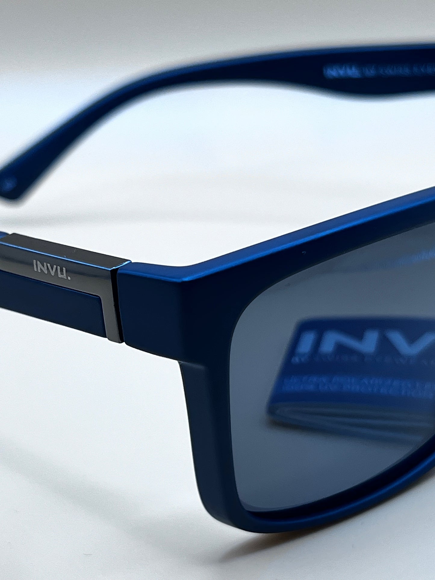 Lunette Solaire Homme Original INVU A2326 B Filter Cat.3